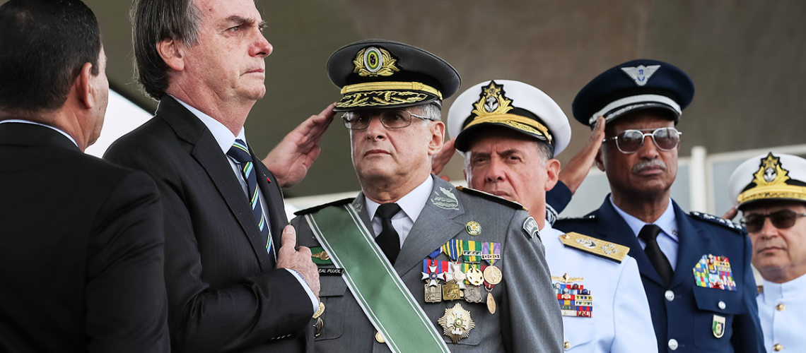 Jair_Bolsonaro_militares_03-1200x720